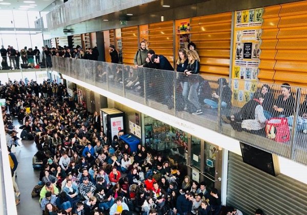 Rennes 2 : Quand 2 000 étudiants reconduisent le blocage de la fac et laissent éclater leur joie