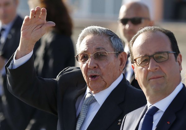 Pourquoi Hollande déroule le tapis rouge à Castro