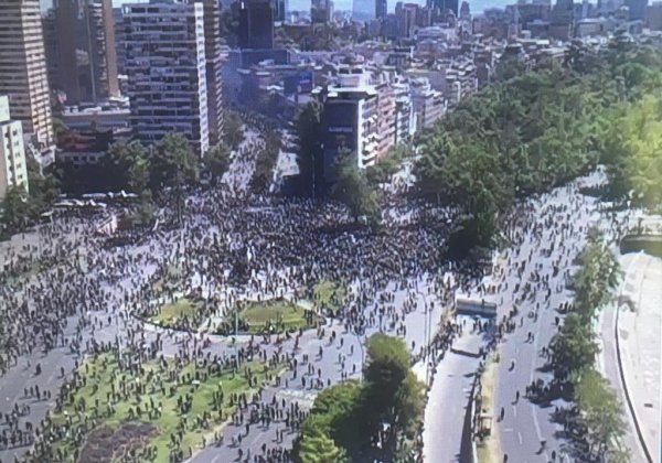 Chili : Plus de 100 000 manifestants exigent la levée de l'état d'urgence