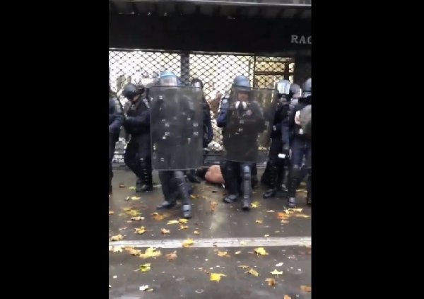 VIDEO. Acte 53 : Un manifestant à terre à moitié nu après avoir été tabassé par la police