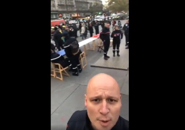 VIDEO. l'appel à soutien des pompiers installés place de la République à Paris