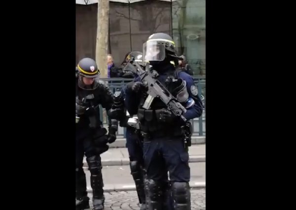 VIDEO. Pour l'Acte 9 des Gilets jaunes, des CRS armés de fusil d'assaut automatique HK G36