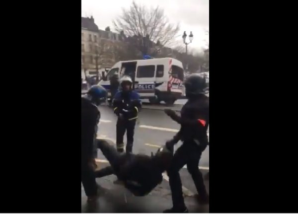 VIDEO. Un Gilet jaune mis à terre violemment par le balayage d'un policier
