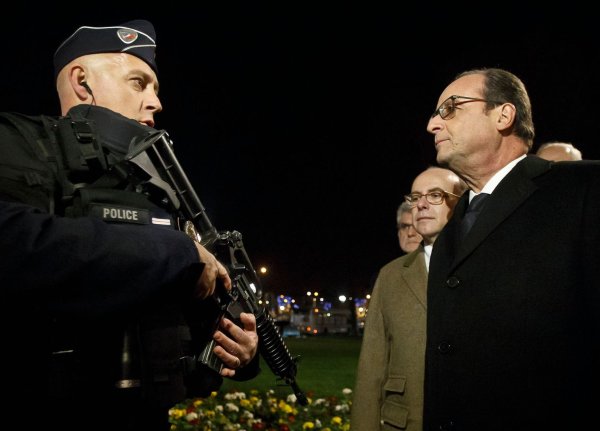 La Police reçue à l'Elysée. Hollande prêt à concéder plus de moyens répressifs à la Police ?