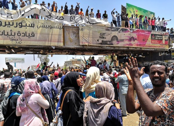 Soudan : soulèvement contre le régime, l'armée se pose en arbitre