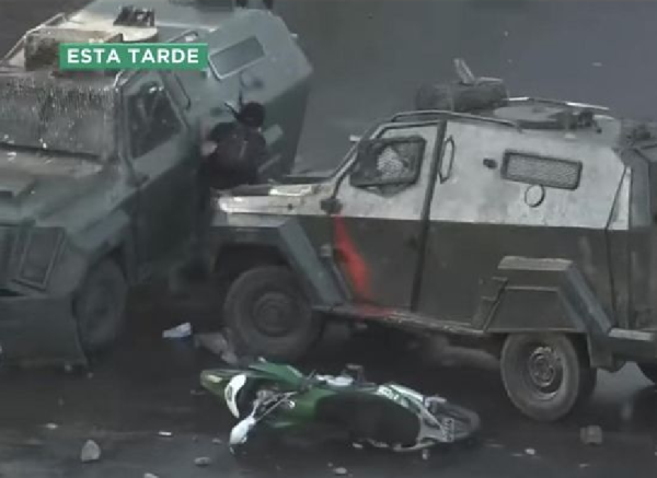 Chili : un manifestant écrasé entre deux voitures de police