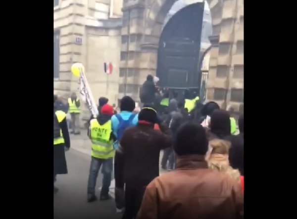Un groupe Gilet Jaune diffuse la vidéo de l'effraction de la porte de Benjamin Griveaux