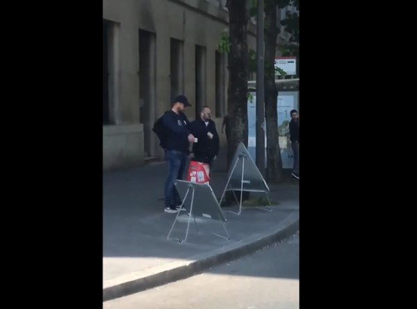 VIDEO. Un policier mime un acte sexuel pour intimider des manifestants