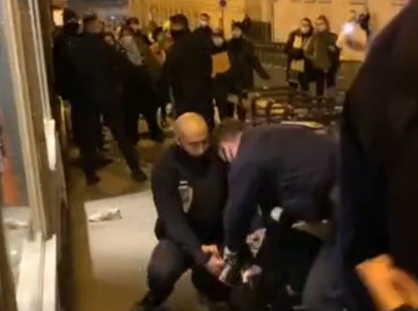 VIDÉO. À Paris 4, la police tabasse les étudiants mobilisés, deux interpellés 