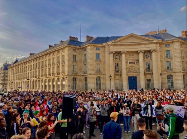 "La lutte contre Macron et Le Pen commence ici" : 600 personnes au Panthéon contre le tri des réfugiés