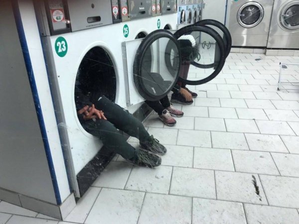 Paris : Des mineurs isolés étrangers cherchent un peu de chaleur dans les tambours des sèche-linges d'une laverie