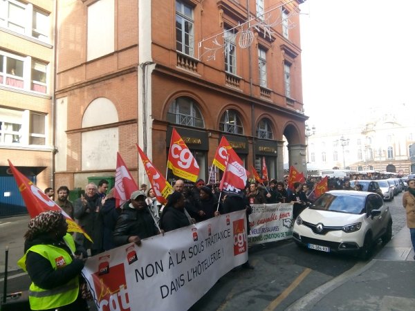 Les grévistes de l'Holiday Inn Clichy en action à Toulouse ce 30 décembre