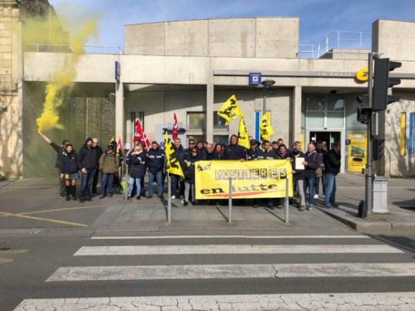 Les postiers de Gironde entrent en grève après une première mobilisation "historique"
