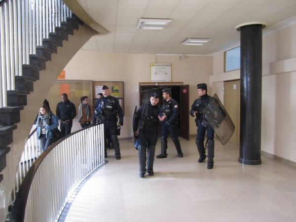 Dijon : "Les flics occupent la fac ! Ils nous traquent dans les couloirs, matraques et gazeuses à la main !"