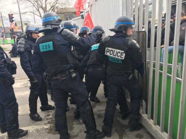Contre l'expulsion par des CRS, des éboueurs se barricadent à l'intérieur du dépôt d'Ivry