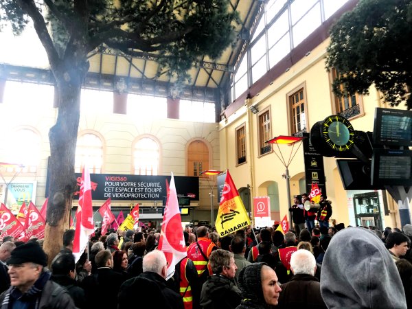 Marseille : une manifestation de solidarité aux cheminot.e.s s'élance vers la Commission Européenne