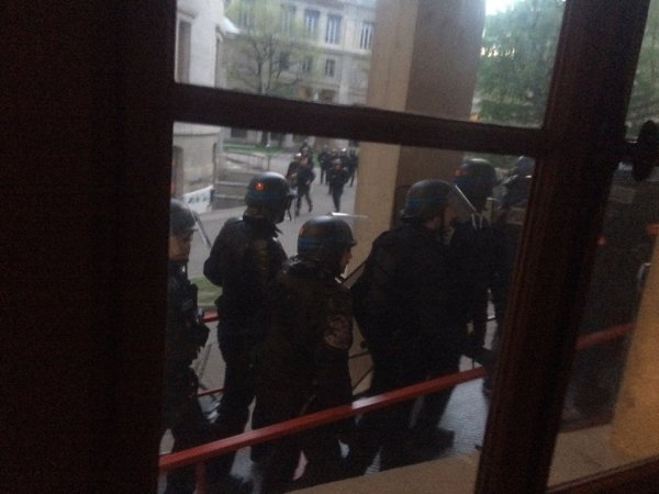 Lyon 2. Les CRS expulsent les étudiants mobilisés : "Face à la répression nous ne plierons pas !"