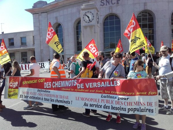 Des cheminots rassemblés à Versailles contre le Congrès de Macron sont réprimés