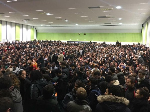 Nanterre entre dans la danse : 2500 étudiants reconduisent la grève