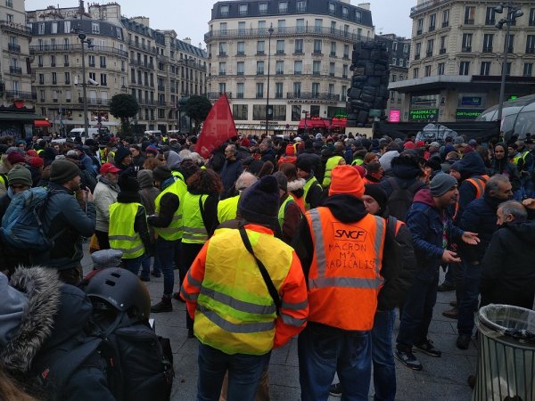 Nassés par la police, Saint Lazare et Opéra empêchés de se joindre aux gilets jaunes sur les Champs Elysées