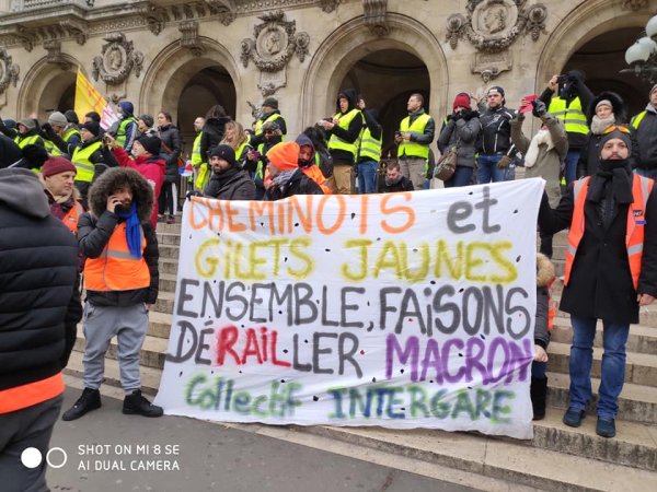 Des "cheminotes en colère" appellent à manifester avec les femmes Gilets Jaunes