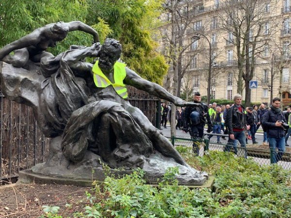 VIDEO. Acte XVI : à Paris, la statue Victor Hugo et les muses habillée d'un Gilet Jaune