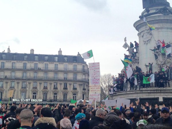 Plusieurs milliers de manifestants se rassemblent à Paris contre le régime de Bouteflika