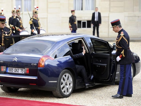 Macron offre une voiture et un chauffeur à vie aux anciens premiers ministres