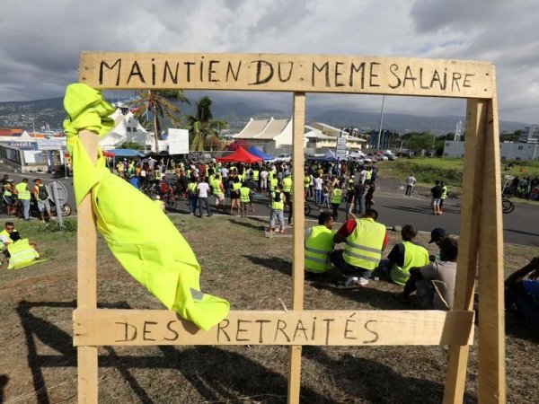 A La Réunion, Macron accueilli par les Gilets jaunes et un appel à la grève générale