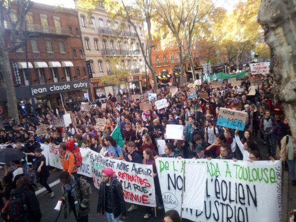 Grève pour le climat à Toulouse. “Les petits pas ça suffit pas, une solution : la révolution !”