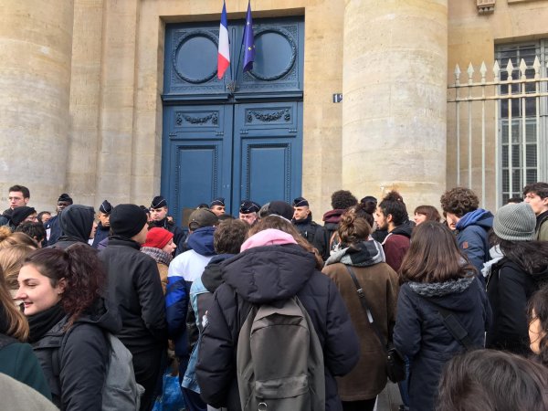 Paris 1 : face aux étudiants mobilisés, le président leur répond : « cette fac est à moi »