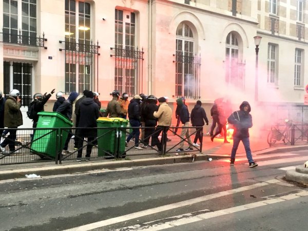 Lycée Montaigne à Paris : casqués, des militants d'extrême-droite cassent une tentative de blocage