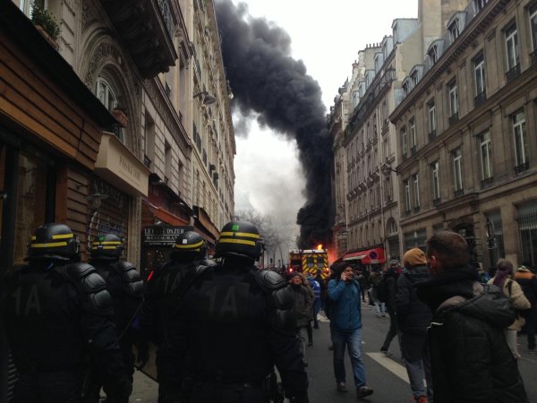 DIRECT. Paris : « les keufs sont en train de tuer la manif, République est complètement nassée et gazée »