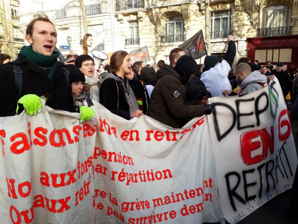  Paris : 1000 étudiants défilent aux côtés des agents RATP : « nous sommes tous des enfants de la grève »