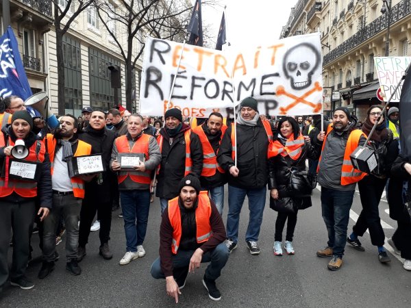 A Paris, "on ira jusqu'au retrait" : les Gilets jaunes convergent avec les grévistes RATP-SNCF