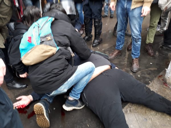 Répression contre les grévistes. Deux grévistes à terre après un matraquage de la police