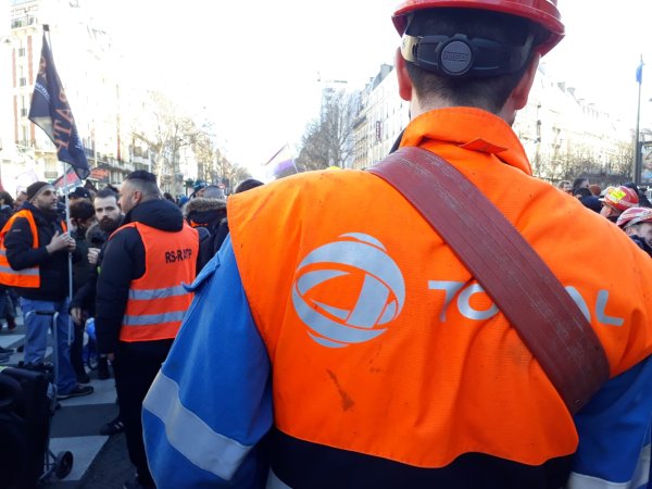 Les raffineurs de Grandpuits aux côtés des grévistes RATP et SNCF : "Vous n'êtes pas seuls !"