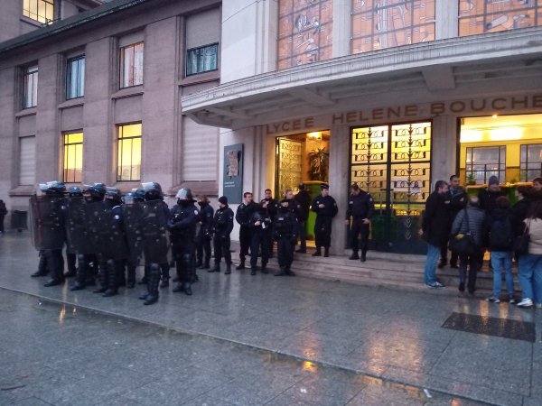 Rassemblement de soutien contre les violences policières devant le lycée Hélène Boucher