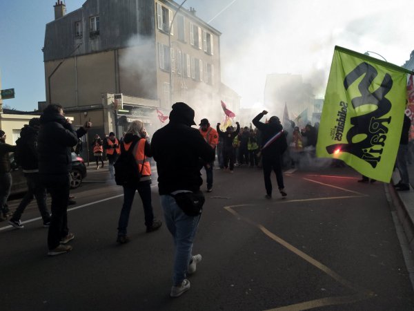 Manifestation à Versailles : « Macron on vient te chercher chez toi »