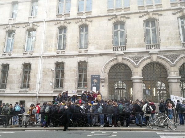 24 janvier : les lycéens bloquent Louis Le Grand et dégagent l'UNI