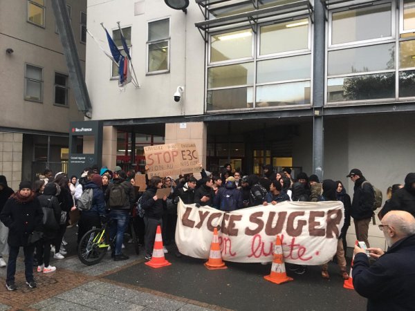 Blocage au lycée Suger de Saint-Denis contre les E3C 