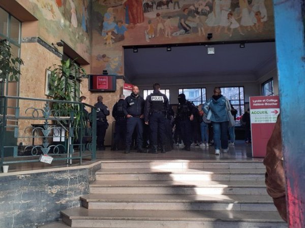 Des policiers encagoulés pour surveiller les E3C au lycée Hélène Boucher à Paris