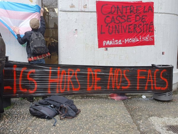 Répression à Tolbiac : « On nous empêche de rentrer dans notre université, parce qu'on est militants »