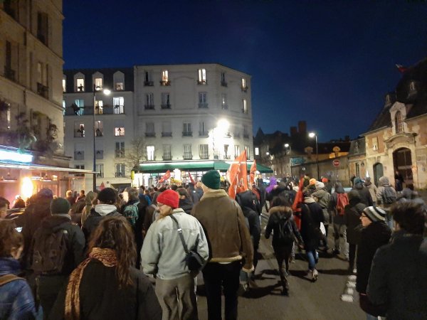 A Paris, mobilisation contre le 49.3 : des centaines de manifestants partent en manif sauvage 