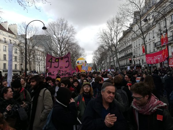 Des milliers de manifestants à Paris ce 3 mars contre le passage en force du gouvernement