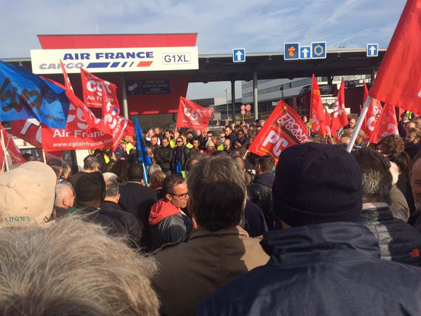 Air France. 300 personnes rassemblées en soutien aux salariés interpellés