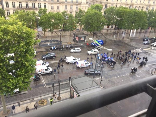 Manif de policiers : 40 flics sur les Champs, pas de répression et des JT en boucle