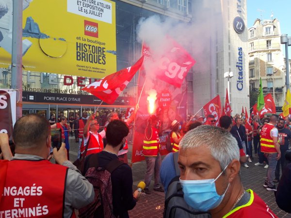 Journée de mobilisation dans la grande distribution. Des centaines de salariés manifestent à Paris