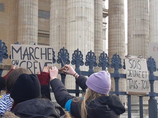 « On est pas des étudiants fantômes ! » : au Panthéon, des étudiants dénoncent la politique du gouvernement