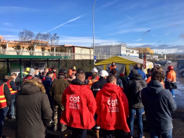 "Une lutte exemplaire" : à Grandpuits, les grévistes reçoivent le soutien des raffineurs des autres sites Total